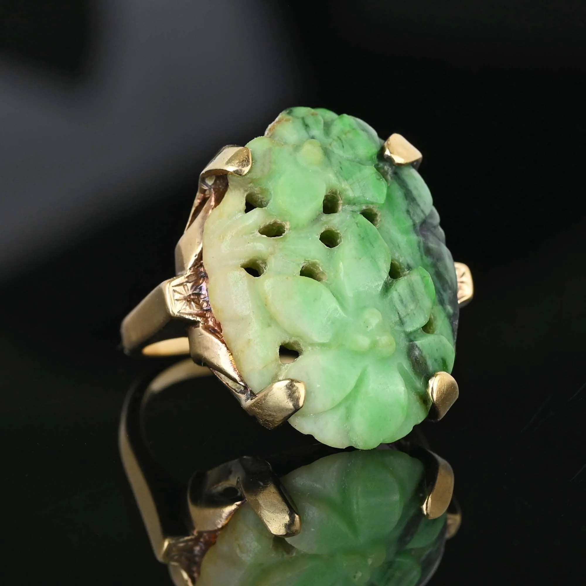 1930s Carved Floral Pierced Jade Ring in Gold