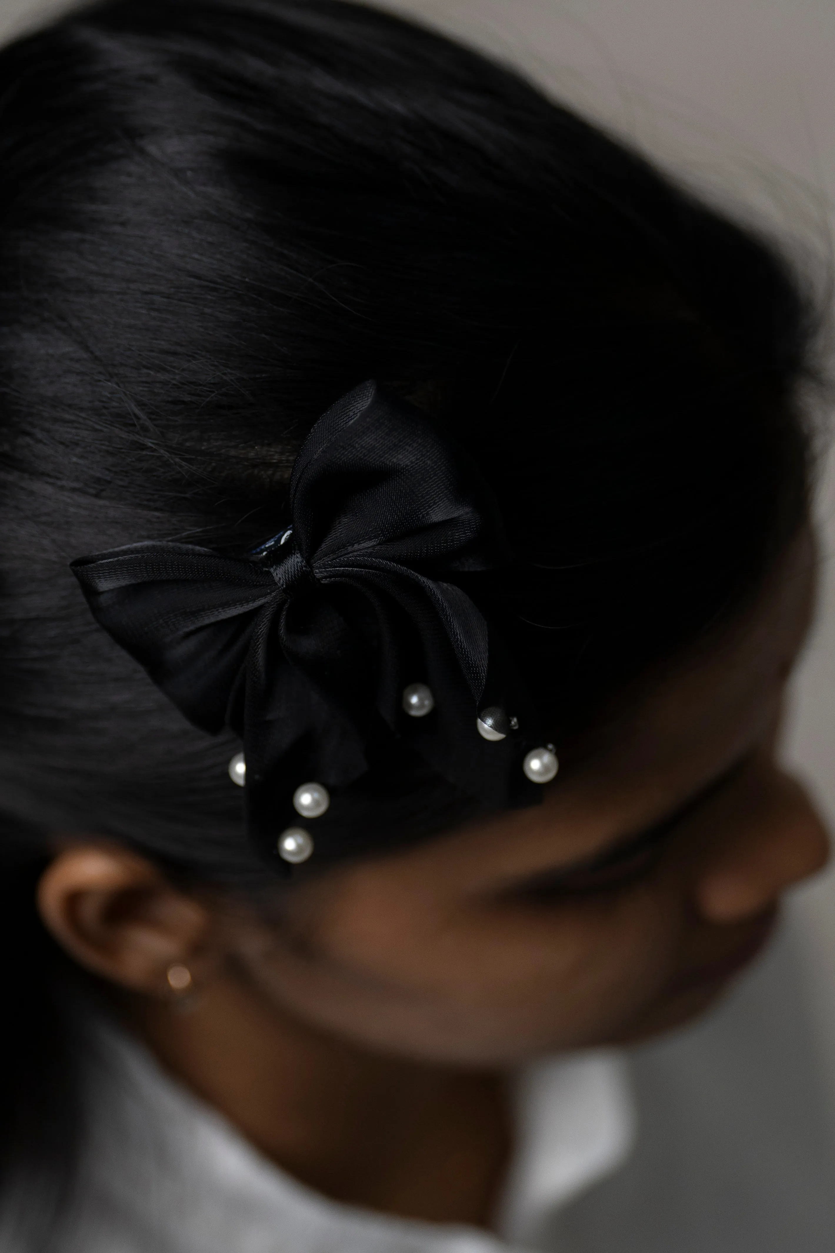 Classic Black Satin Pearl Hair Clip for Versatile Elegance