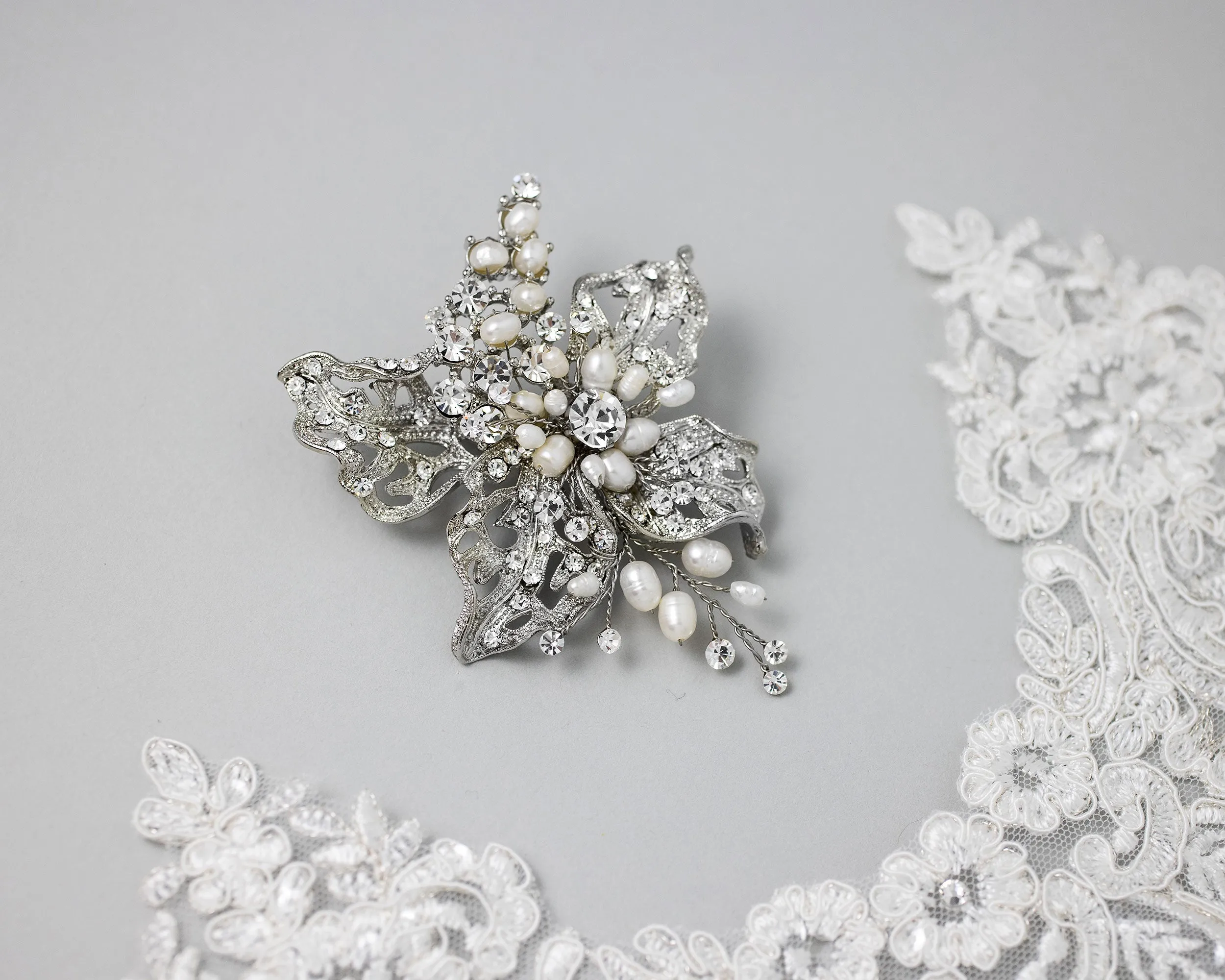 Maximalist Vintage Bridal hair Clip with Pearls