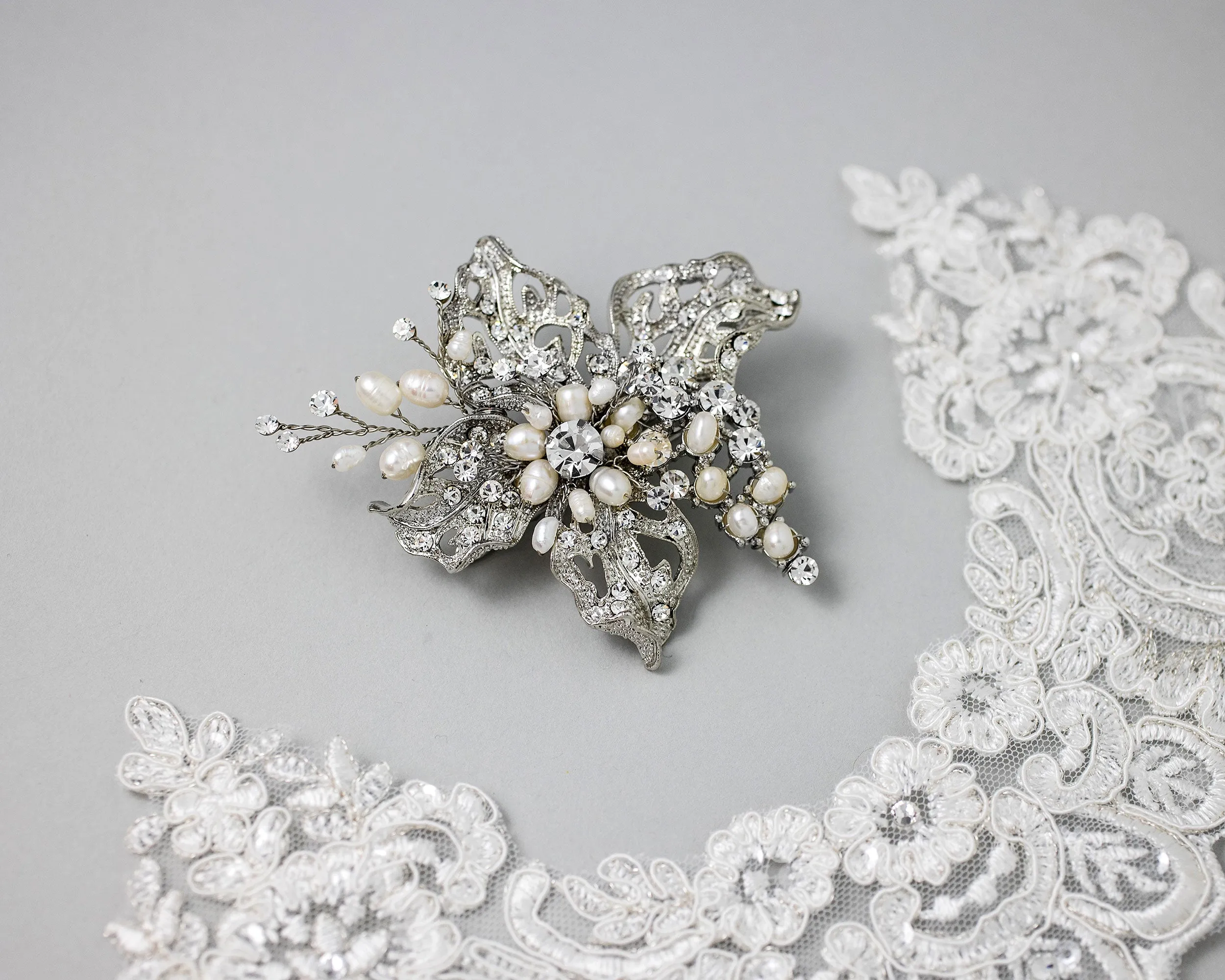 Maximalist Vintage Bridal hair Clip with Pearls